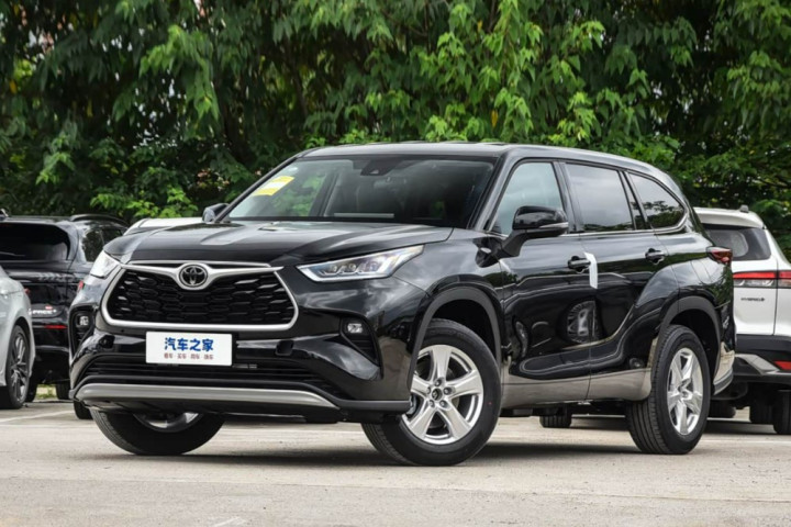 В России возобновили продажи Toyota Highlander: названы цены