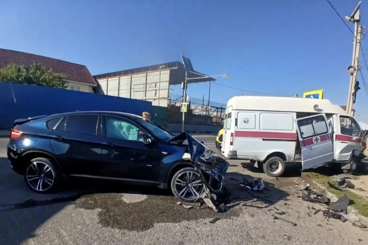 В Астрахани в ДТП со "скорой" пострадали два человека
