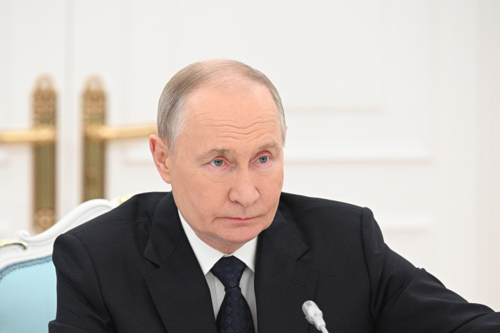 Путин призвал снимать барьеры в торговле в СНГ